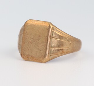 A gentleman's 9ct yellow gold signet ring, size Q, 5.2 grams 