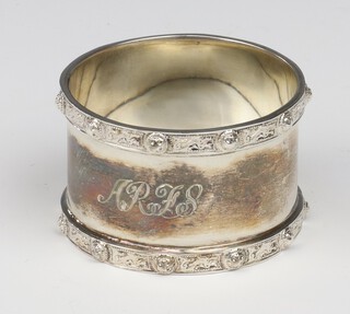 An Arts & Crafts style silver napkin ring Birmingham 1958, 38 grams 