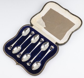 A set of 6 silver Edwardian teaspoons with pierced Rococo handles, London 1906, 80 grams 