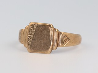 A gentleman's 9ct yellow gold signet ring, 4 grams, size Z 