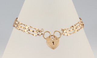 A 9ct yellow gold gate bracelet with heart padlock, 18cm, 4 grams