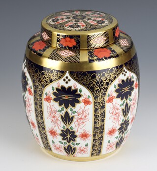 A Royal Crown Derby Imari pattern  ginger jar and cover 1128/L1, 18cm 