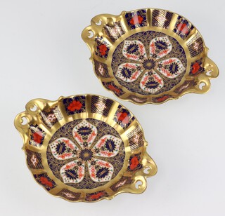 A pair of Royal Crown Derby Old Imari scalloped dishes 1128LV111 and L1X 16cm 