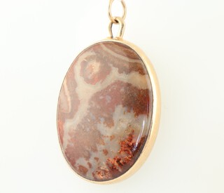 A 9ct yellow gold mounted agate pendant, 50mm