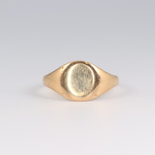 An 18ct yellow gold signet ring size P 1/2, 3.9 grams 