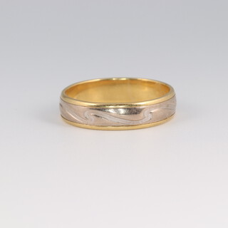 An 18ct 2 colour gold ring, size R 1/2, 5.3 grams 