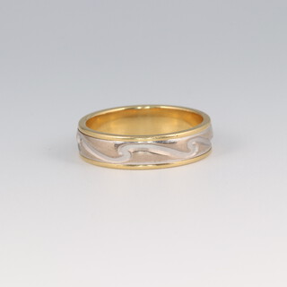 An 18ct 2 colour gold wedding band size N, 5.5 grams 