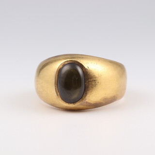 A gentleman's 22ct yellow gold signet ring set with a cabochon cut tigers eye, size X, 14.6 grams 