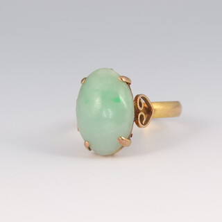 A 14ct yellow gold cabochon cut jade ring, size O, 4.9 grams 