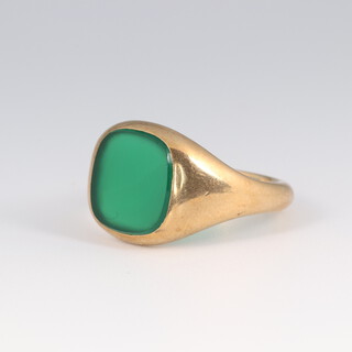 A gentleman's 9ct yellow gold hardstone ring size S 1/2, 7.7 grams 