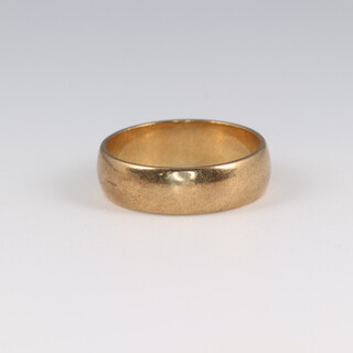 A 9ct yellow gold wedding band, size J, 2.7 grams 