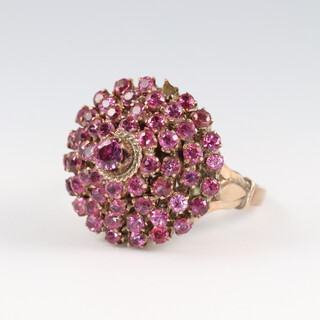 A 14ct yellow gold garnet ring size I, 6.1 grams