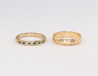 Two 9ct yellow gold rings, 1 set emerald and diamond chips, sizes N and O, 3.8 grams 