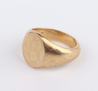 A gentleman's 9ct yellow gold signet ring size S, 11.5 grams 