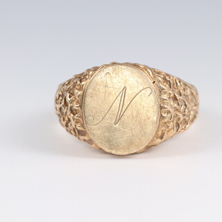 A gentleman's 9ct yellow gold bark finished signet ring, size S, 8.5 grams
