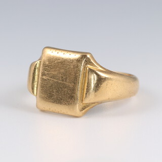 A gentleman's 18ct yellow gold signet ring, size S, 11.9 grams 
