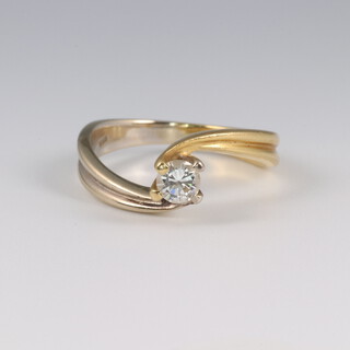 An 18ct 2 colour gold single stone diamond ring size P, 0.3ct, 5 grams 