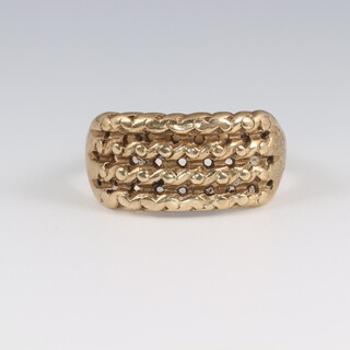A gentleman's 9ct yellow gold keeper ring, size R,  4.2 grams