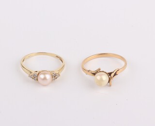 Two 9ct yellow gold cultured pearl rings, sizes E and Q, 4.2 grams 