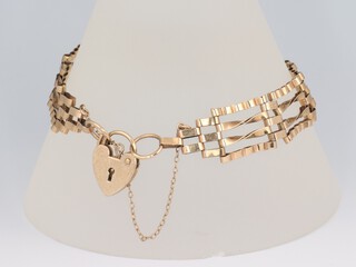 A 9ct yellow gold gate link bracelet with heart shaped padlock, 8.2 grams