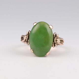 A 14ct yellow gold cabochon cut jade ring, size L 1/2, 4.6 grams