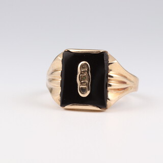 A gentleman's 9ct yellow gold onyx ring, size R, 2.9 grams  