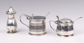A silver panelled mustard and ditto pepper Birmingham 1949, a mustard 1904 and 2 spoons, 124 grams