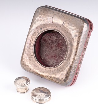 An Edwardian hammer pattern silver bedroom timepiece holder Birmingham 1909 11.5cm and 2 silver lids