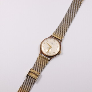 A gentleman's 9ct yellow gold Accurist wristwatch with seconds at 6 o'clock, contained in a 32mm case 