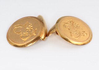 A pair of 14ct yellow gold flower engraved cufflinks 4.3 grams 