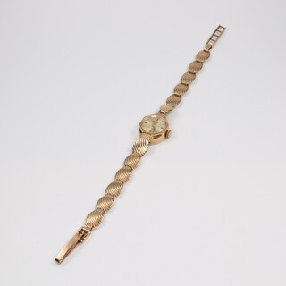 A lady's 9ct Rotary wristwatch and bracelet,  9 grams including glass 