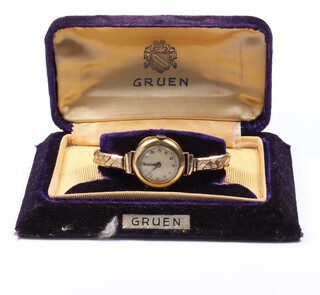 A lady's 9ct yellow gold Gruen wristwatch contained in a 22mm case 