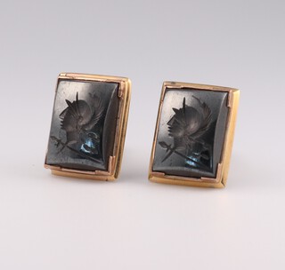 A pair of 14ct yellow gold and carved onyx cufflinks depicting Roman soldiers, 11.5 grams gross 