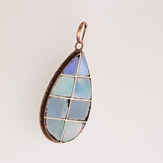 A 9ct yellow gold fragmented opal pendant, 3cm