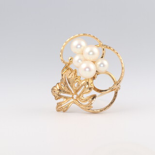 A 14ct yellow gold cultured pearl floral brooch, 30mm, 6.1 grams 