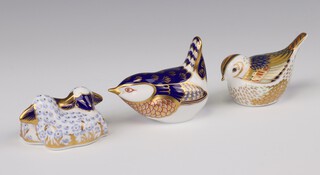 Three Royal Crown Derby Imari pattern paperweights - wren MMI with gold stopper, Collectors Guild 1999 fire crest 5cm and 1 other in the form of 2 lambs LVIII both with gold stoppers 4cm 