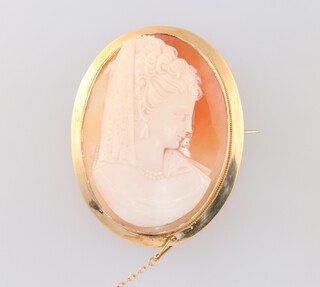 An 18ct yellow gold cameo portrait brooch 50mm
