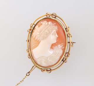 An 18ct yellow gold rope twist cameo portrait brooch 40mm 