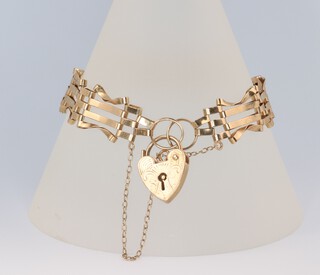 A 9ct yellow gold gate link bracelet with heart padlock, 18cm, 9 grams 