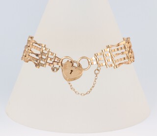 A 9ct yellow gold gate link bracelet with 9ct heart padlock, 8.5 grams 