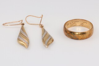 A 9ct yellow gold wedding band size R and a pair of 2 colour 9ct gold earrings, 5.2 grams