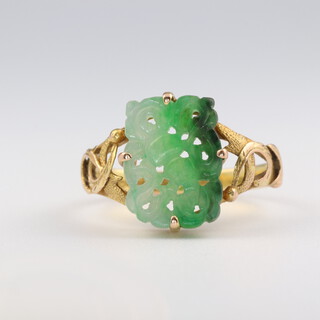 A 14ct yellow gold carved jade ring 3.6 grams, size M 