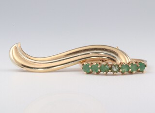 A 9ct yellow gold paste set ring size S 1/2 and a ditto brooch 4.9 grams 