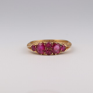 An 18ct yellow gold garnet ring size O, 4.1 grams