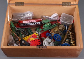 A quantity of red and green Meccano contained in a wooden box with hinged lid 19cm x 42cm x 28cm 