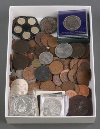 A collection of minor commemorative crowns and coins 