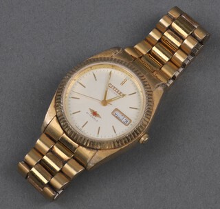 A gentleman's gilt cased Citizen Quartz day/date wristwatch on a gilt bracelet 
