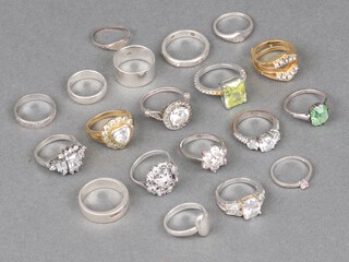 Nineteen costume jewellery/dress rings 