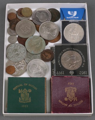 A collection of minor commemorative crowns and coins 