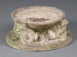 A circular garden bird bath supported 4 frogs 22cm h x 43cm 